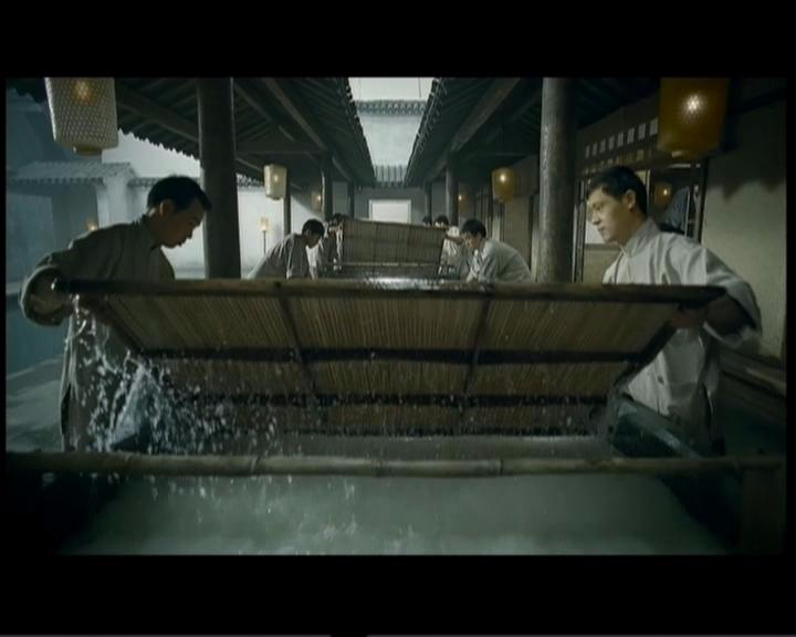 威廉希尔williamhill集团员工在奥运会开幕式上表演捞纸技艺