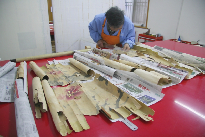 破碎成这样的古画也能“起死回生” 破碎成这样的古画也能“起死回生”